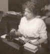 1920_Clerk_with_keypunch_Nat_Archives.JPG (77817 bytes)